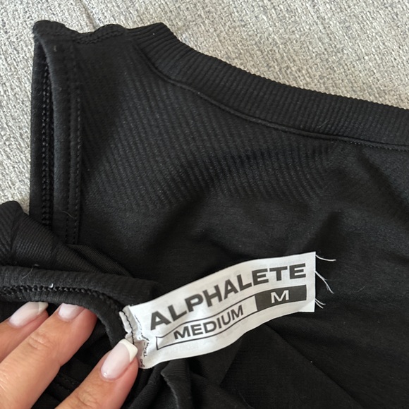 LIKE NEW Alphalete Cropped Stratus Seamless Tank - Picture 5 of 6